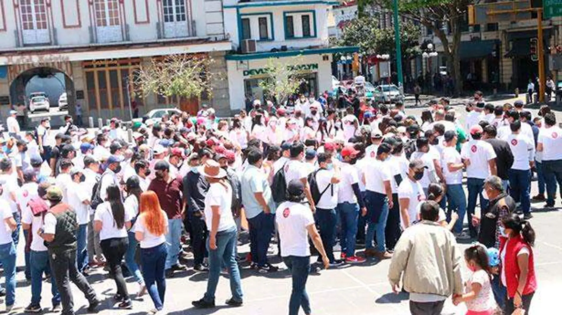 Otro grupo de ciudadanos se reunió en Plaza Lerdo para pronunciarse a favor de Andrés Manuel López Obrador