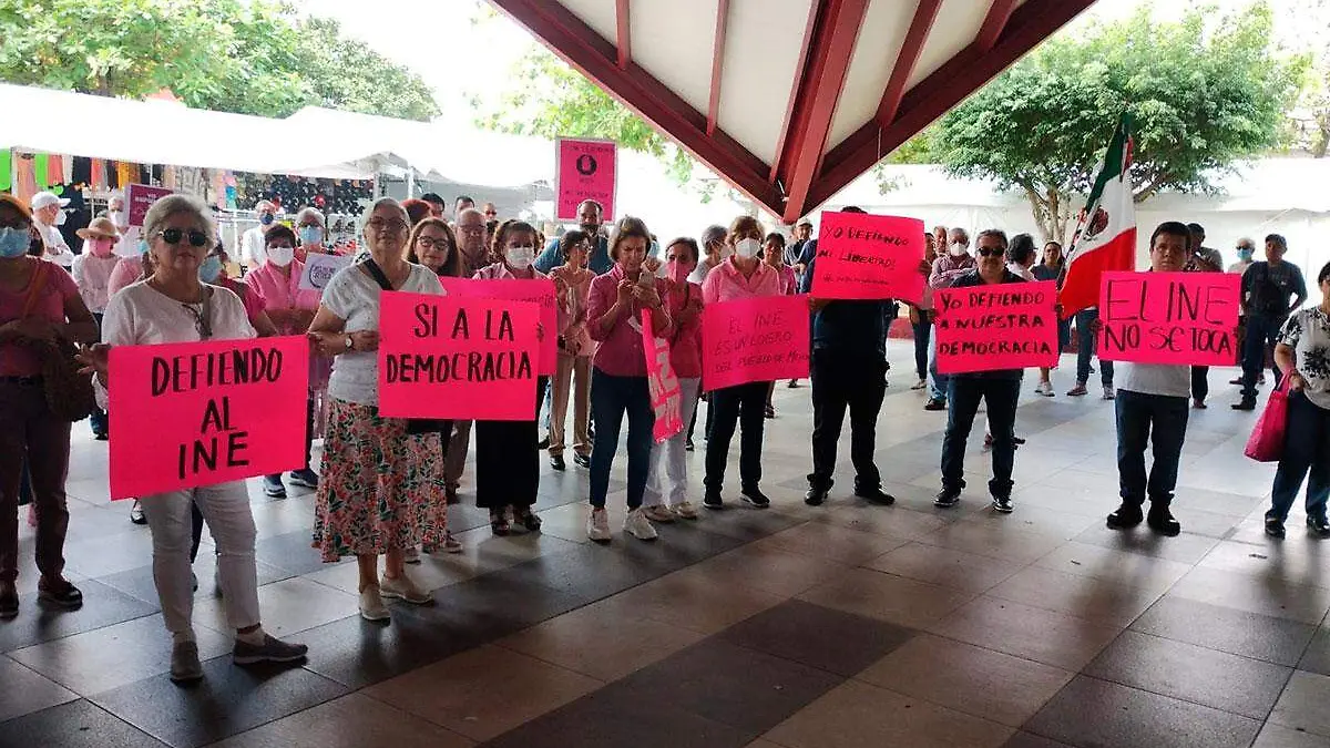 Marcha-denfesa-INE-poza-Rica-Bernabé-Ballejo-1