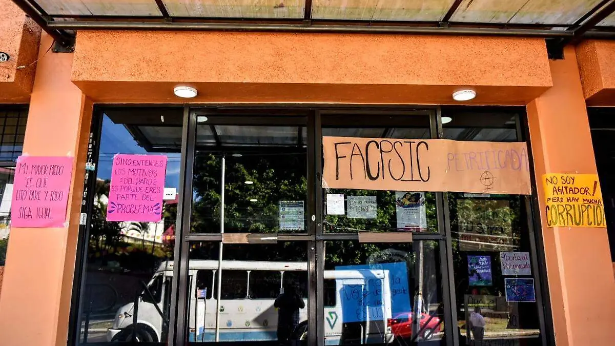 Paro activo en facultad de psicología UV Xalapa