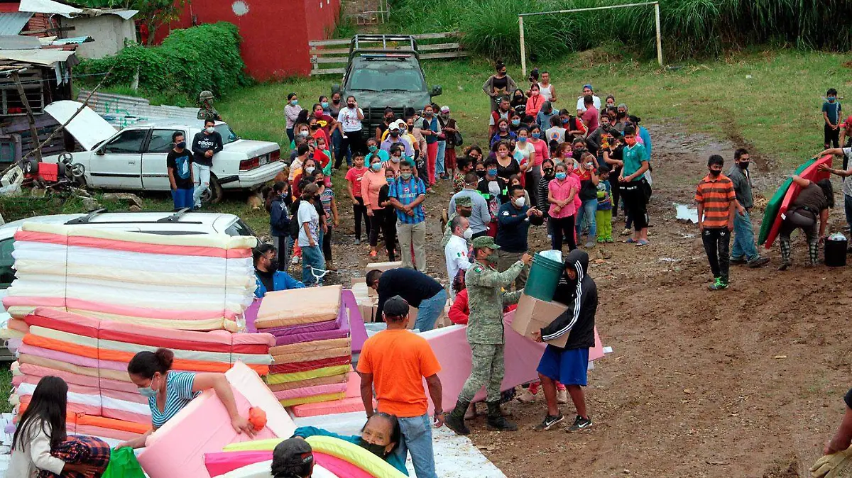 Militares-entregan-apoyos-a-familias-de-xalapa-damnificadas