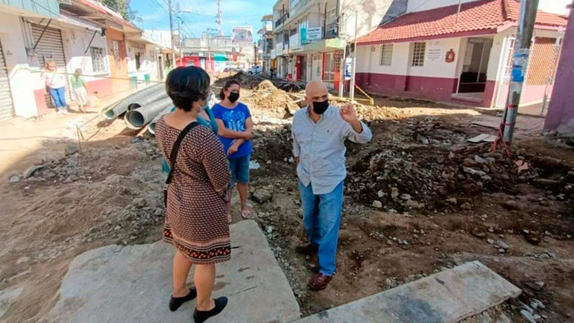 Ricardo-Ahued-recorre-obra-de-calle-Sayago-en-Xalapa