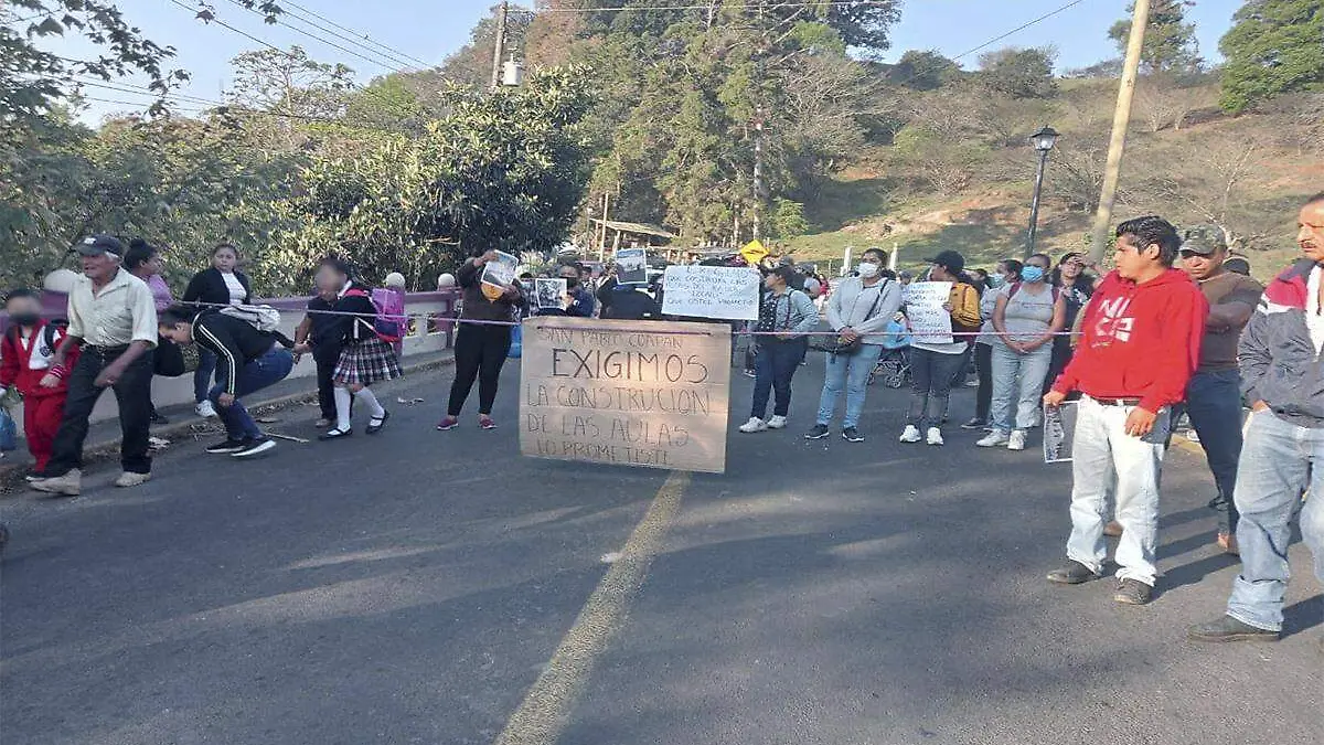 Bloquean entrada a Naolinco