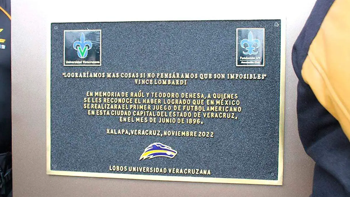 1-Develan-Placa-de-futbol-americano-en-la-USBI-Xalapa