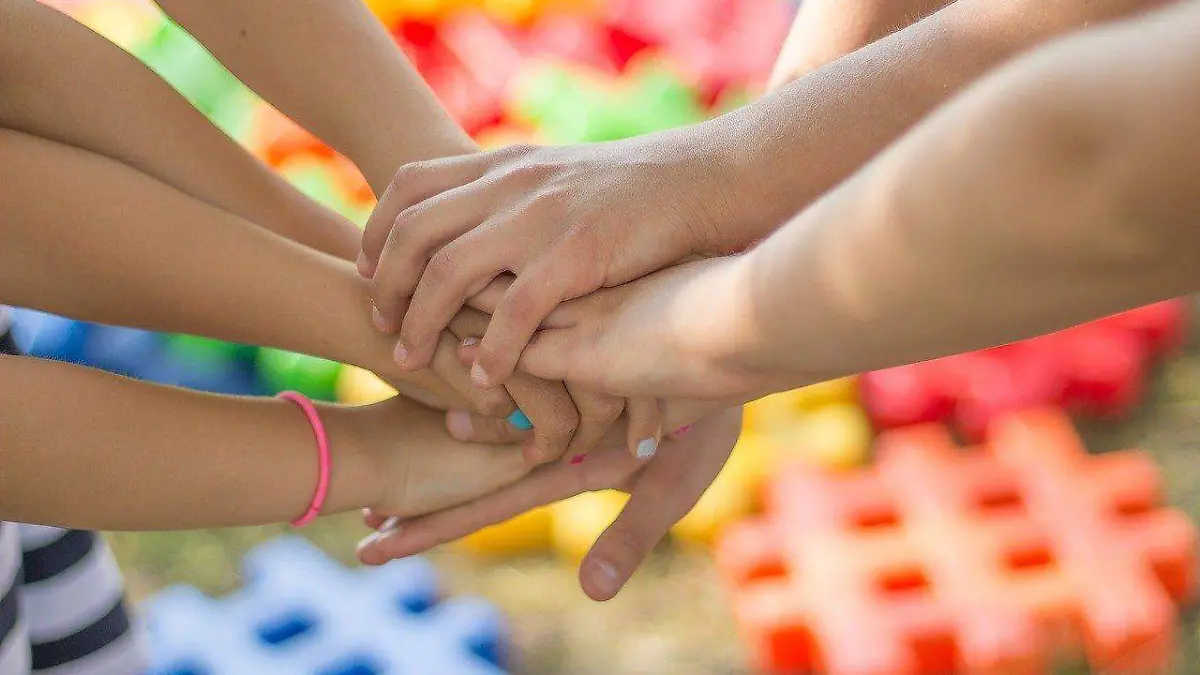hands-gc675f468e_1280