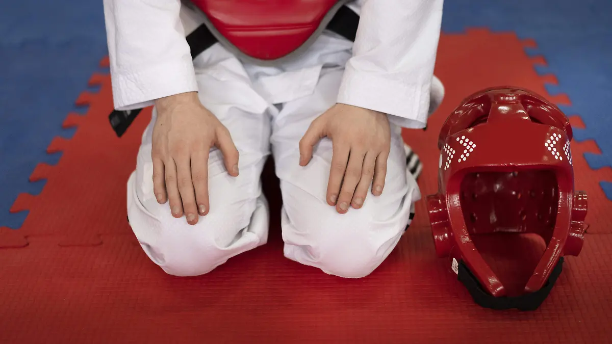 persona-equipo-proteccion-practicando-taekwondo-gimnasio
