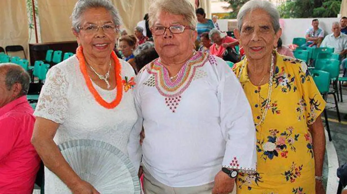 3-juliana-trujillo-con-juana-y-rosa-garcia-bello