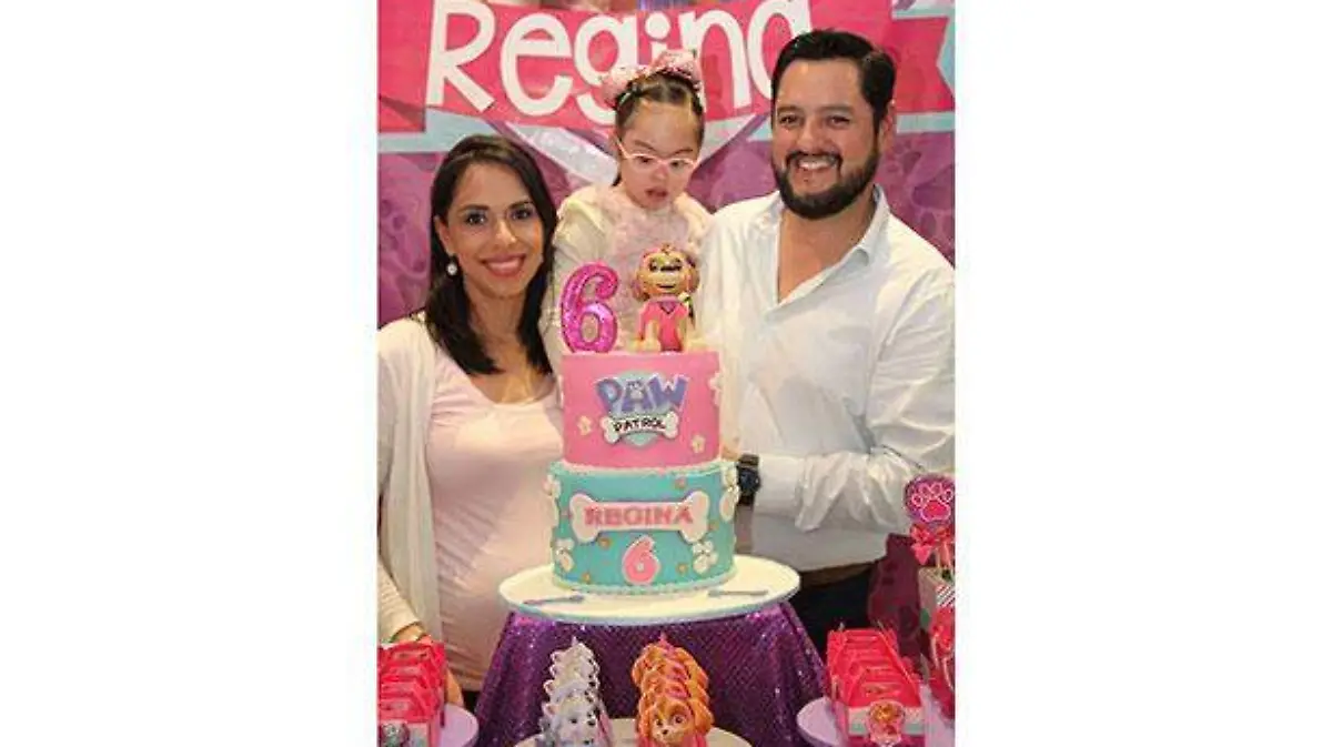 2-regina-con-sus-papas-silvia-rivera-y-manuel-cortina