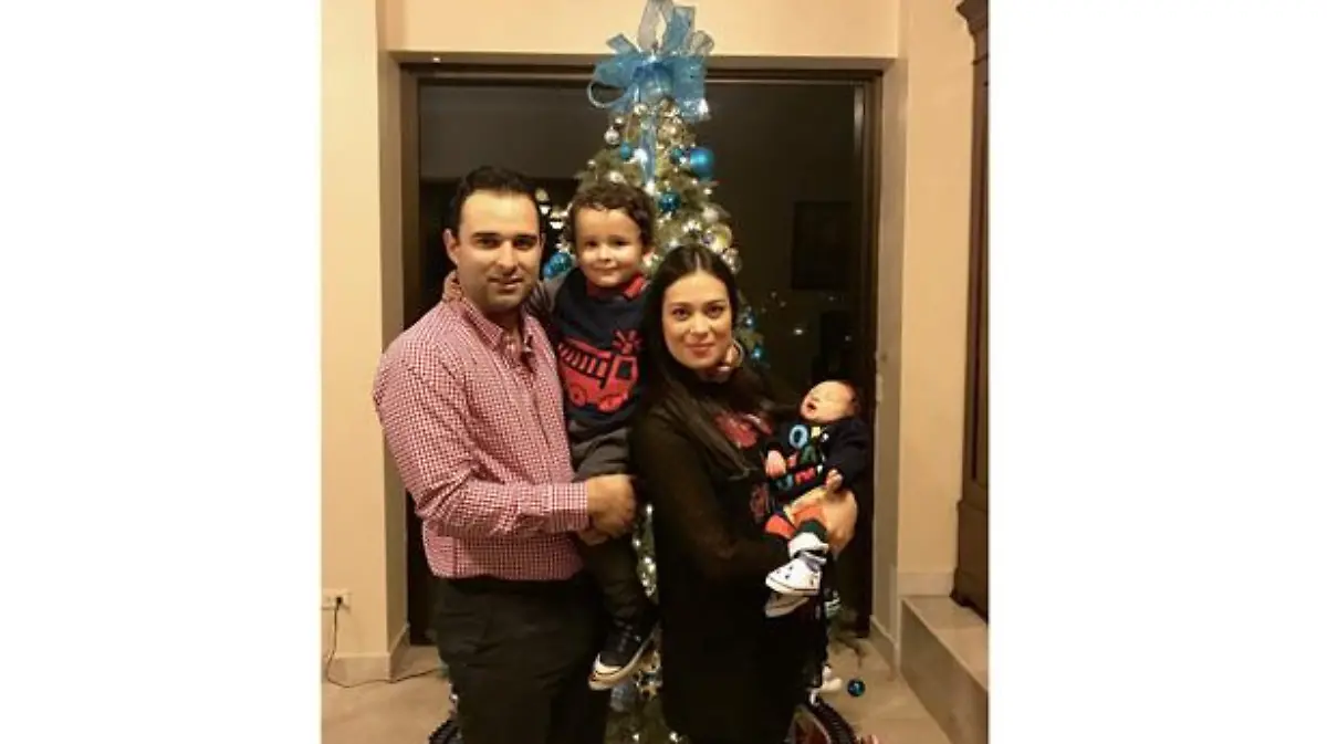 5-carlos-cuevas-y-monica-herrera-con-sus-hijos-maximiliano-y-diego