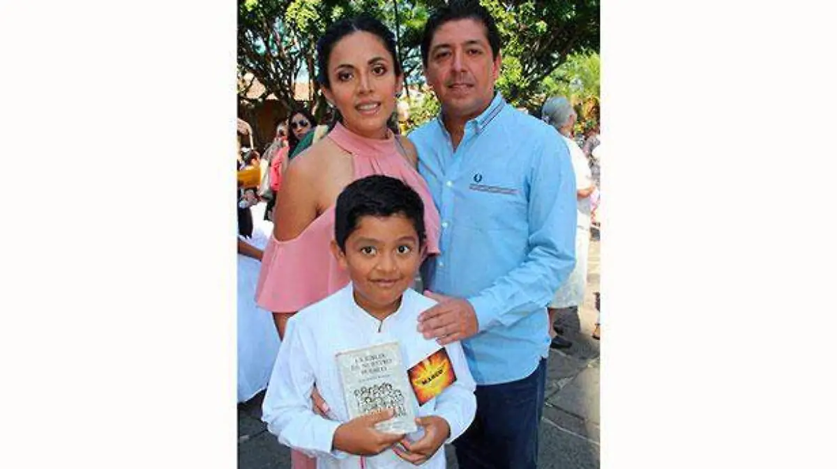 Lupita-martinez-y-marco-andrade-con-su-hijo-marco