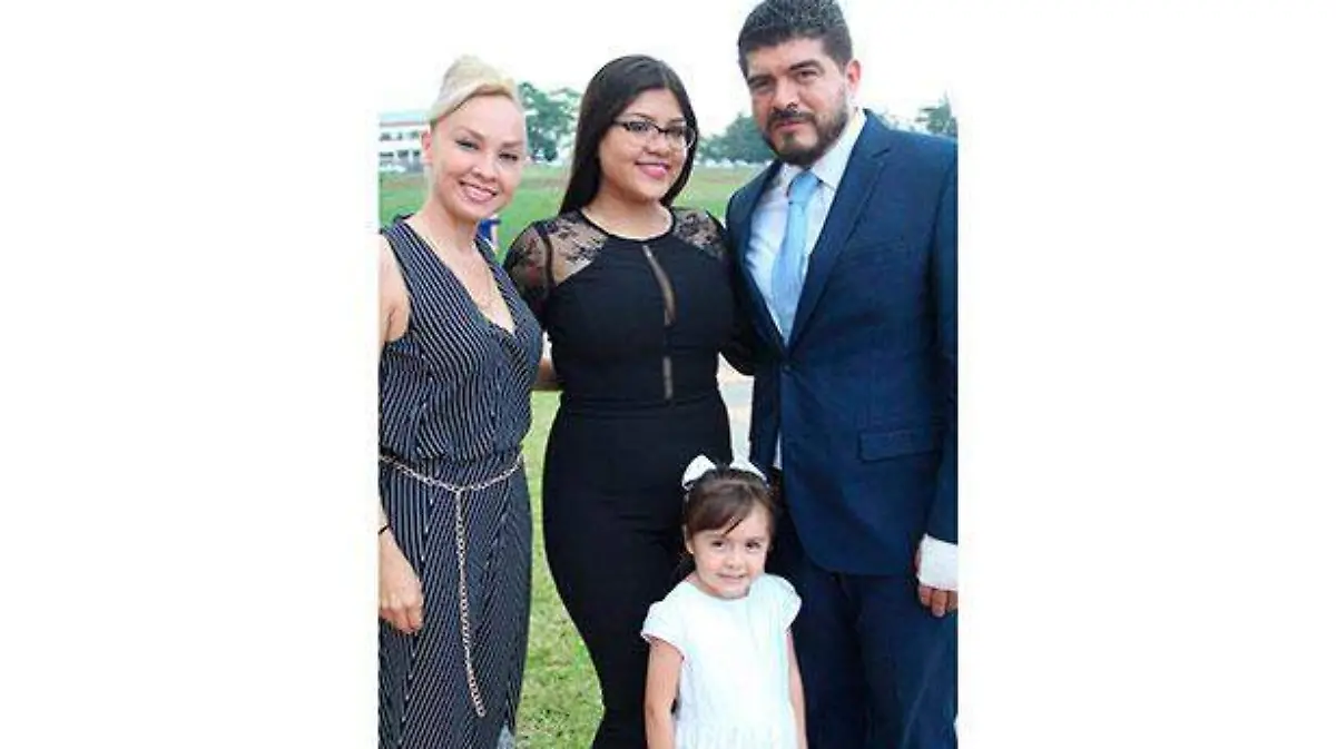 1-Sidny-darian-escobar-lopez-con-liliana-lopez,-victoria-y-zenyazen-escobar