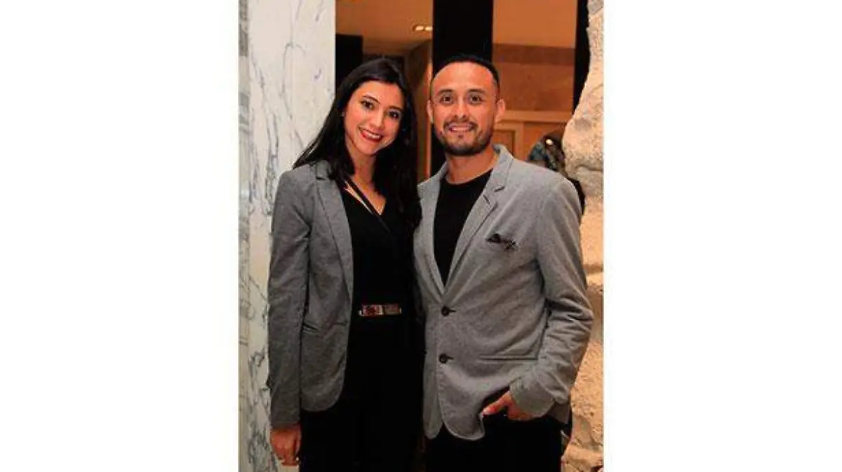 Iris Ladrón con su novio Ángel Medina