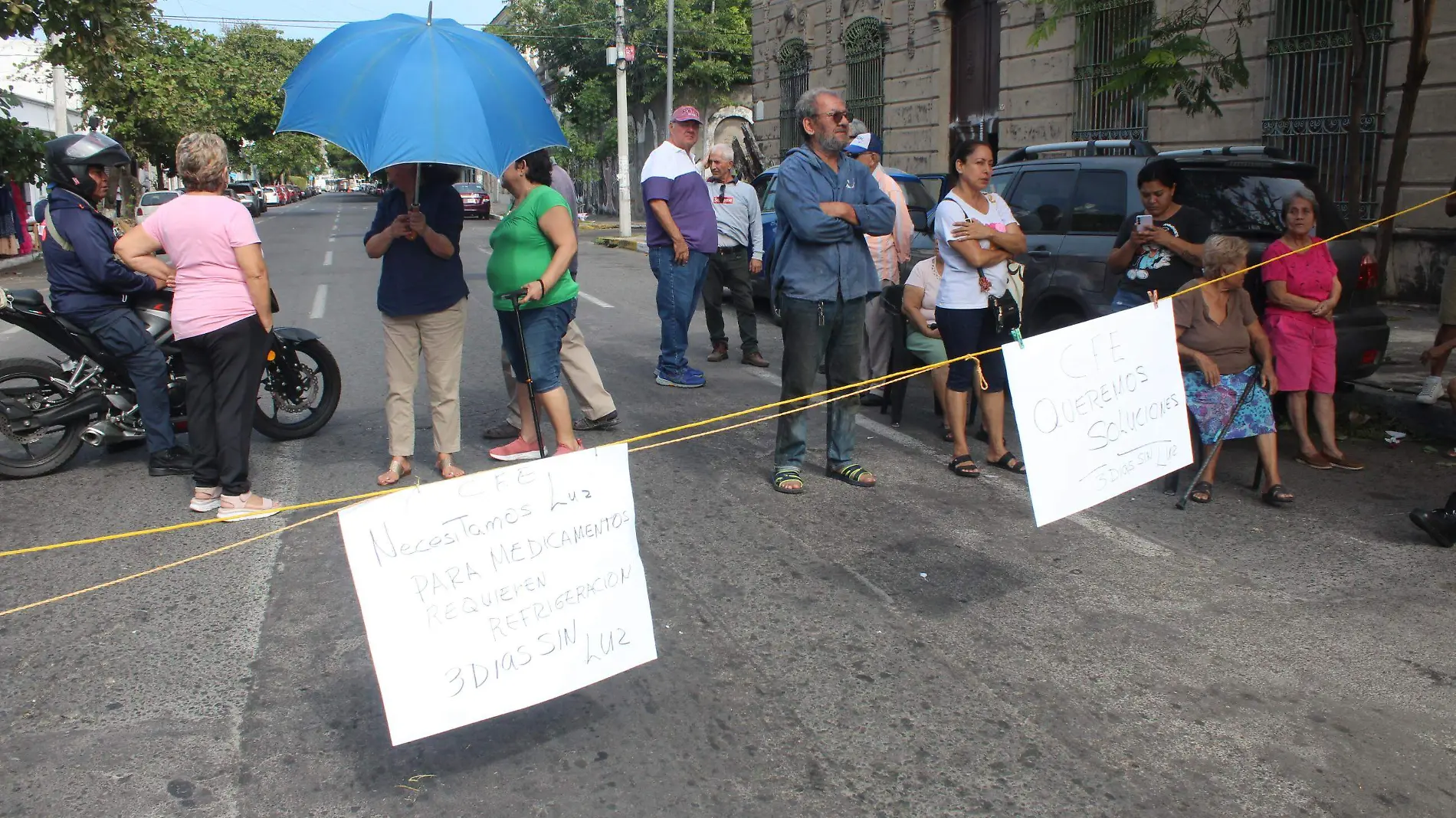 Bloquean avenida de Veracruz por falta de energía eléctrica 