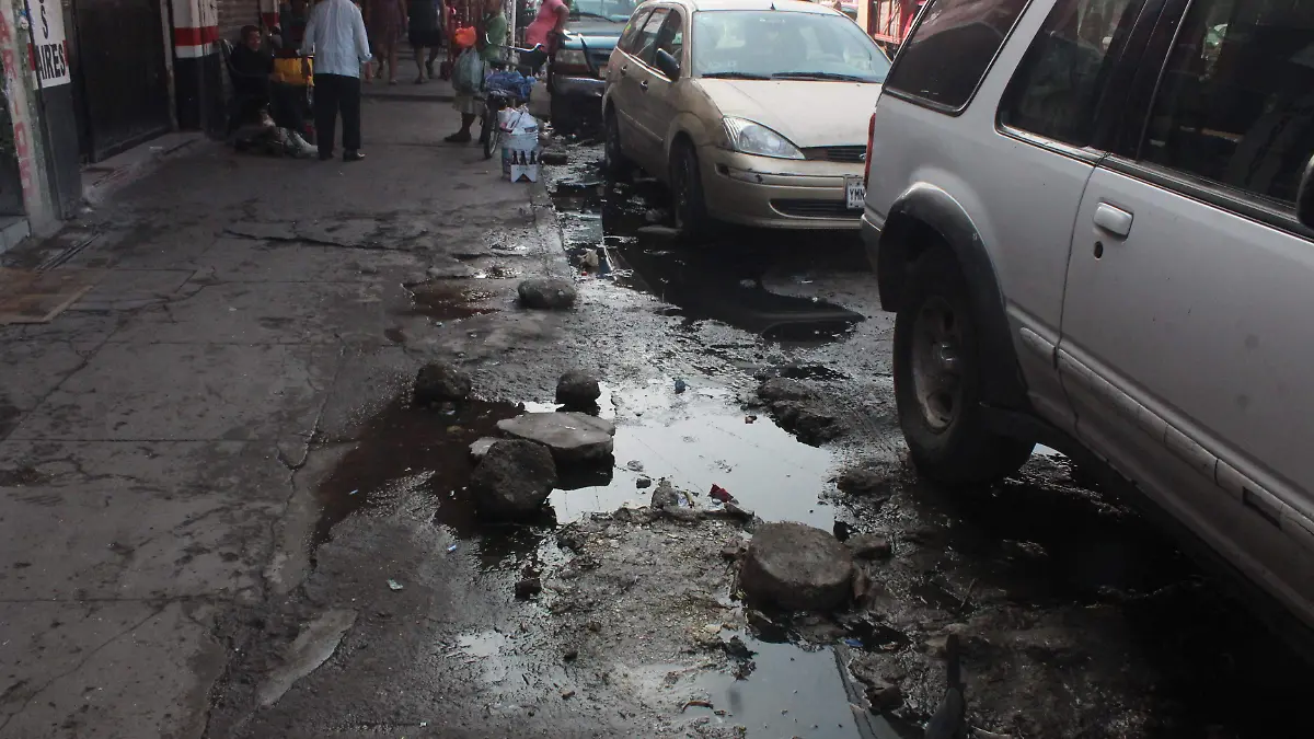 Fuga de agua afecta a locatarios de la zona centro de Veracruz 