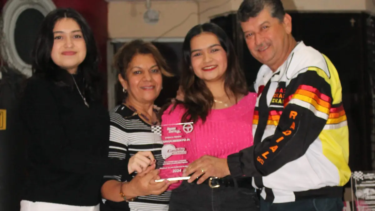 Rosario García Pineda y Marco Antonio Castillo Villa, padres de Sharon, se dicen orgullosos; aquí los acompaña su hermana
