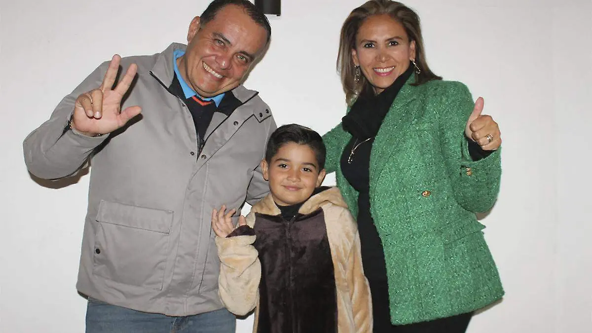 César Augusto Barradas Banda, acompañado de sus papás, César Barradas y Claudia Banda