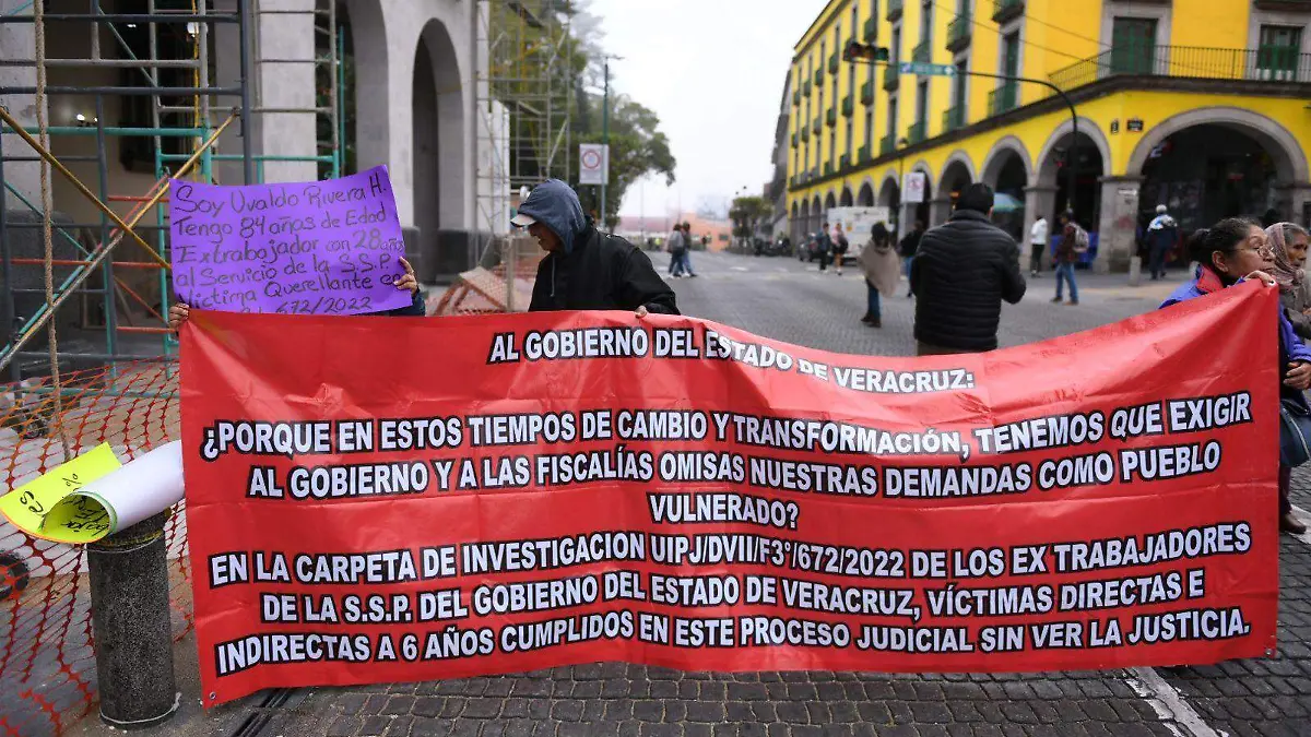 Expolicías de Poza Rica bloquean el centro de Xalapa para exigir pago de liquidación