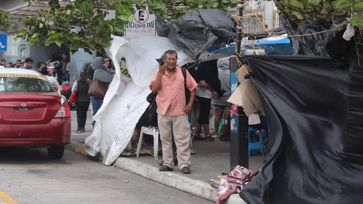 Hospital de Alta Especialidad de Veracruz personas esperan informes de sus enfermos 