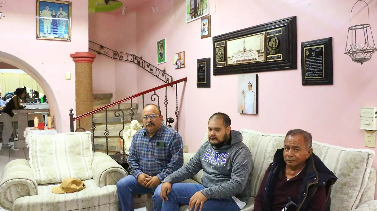 Familiares del ingeniero naval Arturo Zacarías Meza