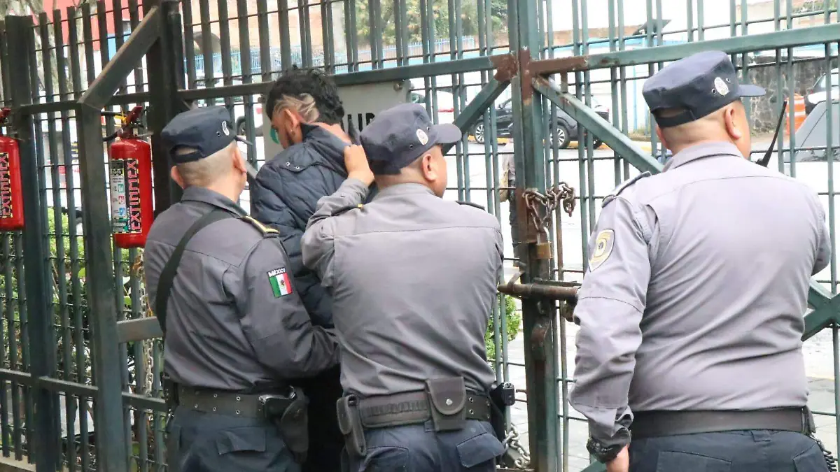 Detienen a un joven tras incidente en la comparecencia de la SSP en el Congreso de Veracruz