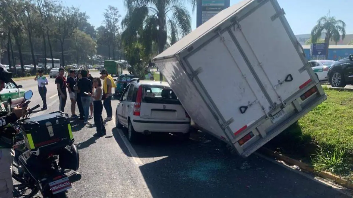 Camioneta choca contra dos autos en la carretera Xalapa-Veracruz