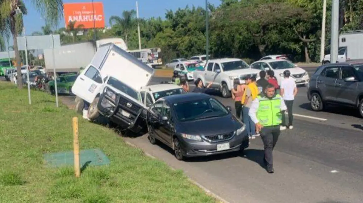Camioneta choca contra dos autos en la carretera Xalapa-Veracruz
