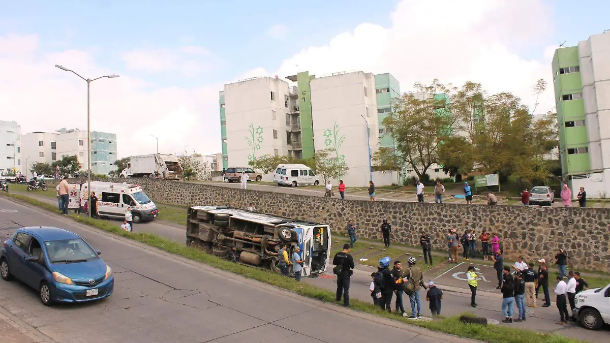 Volcadura en el Fraccionamiento La Pradera