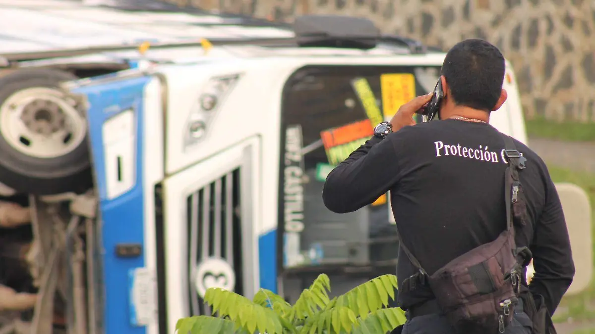 Volcadura en el Fraccionamiento La Pradera