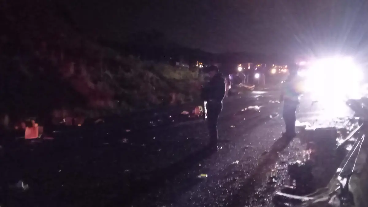 Vuelca camión con abarrotes en autopista a Perote