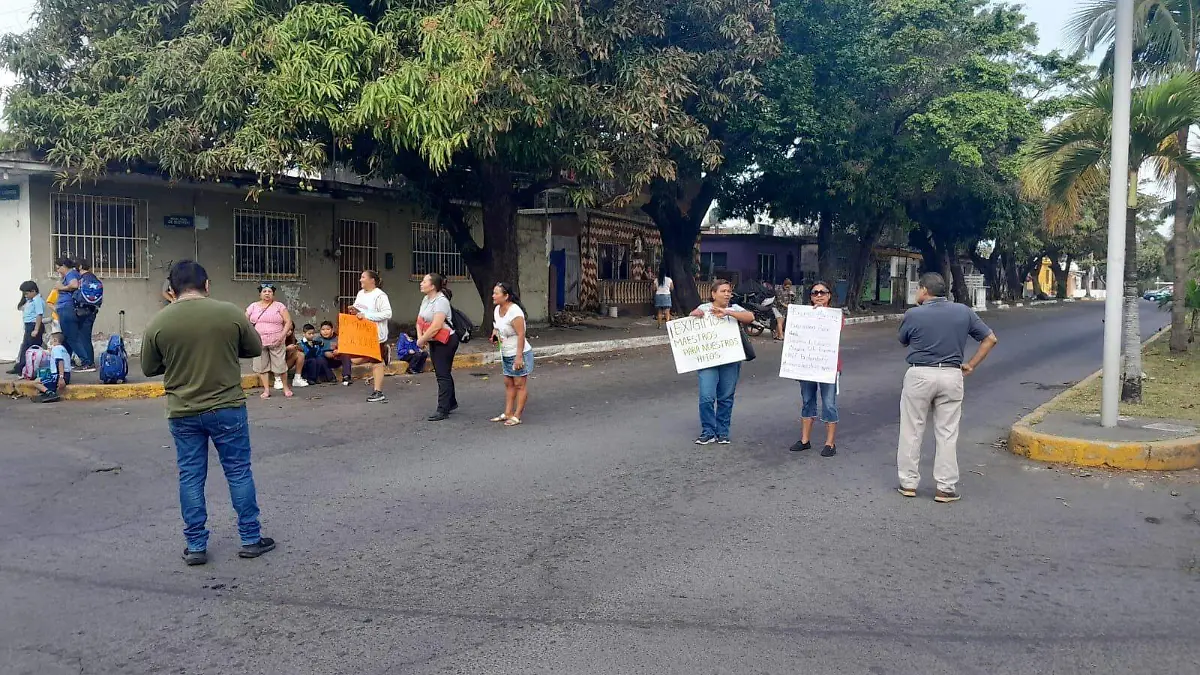 Bloqueo de calle por padres de familia