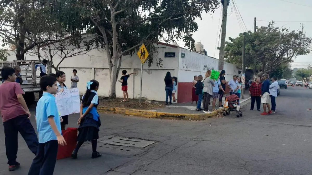 Padres de familia bloquean calle