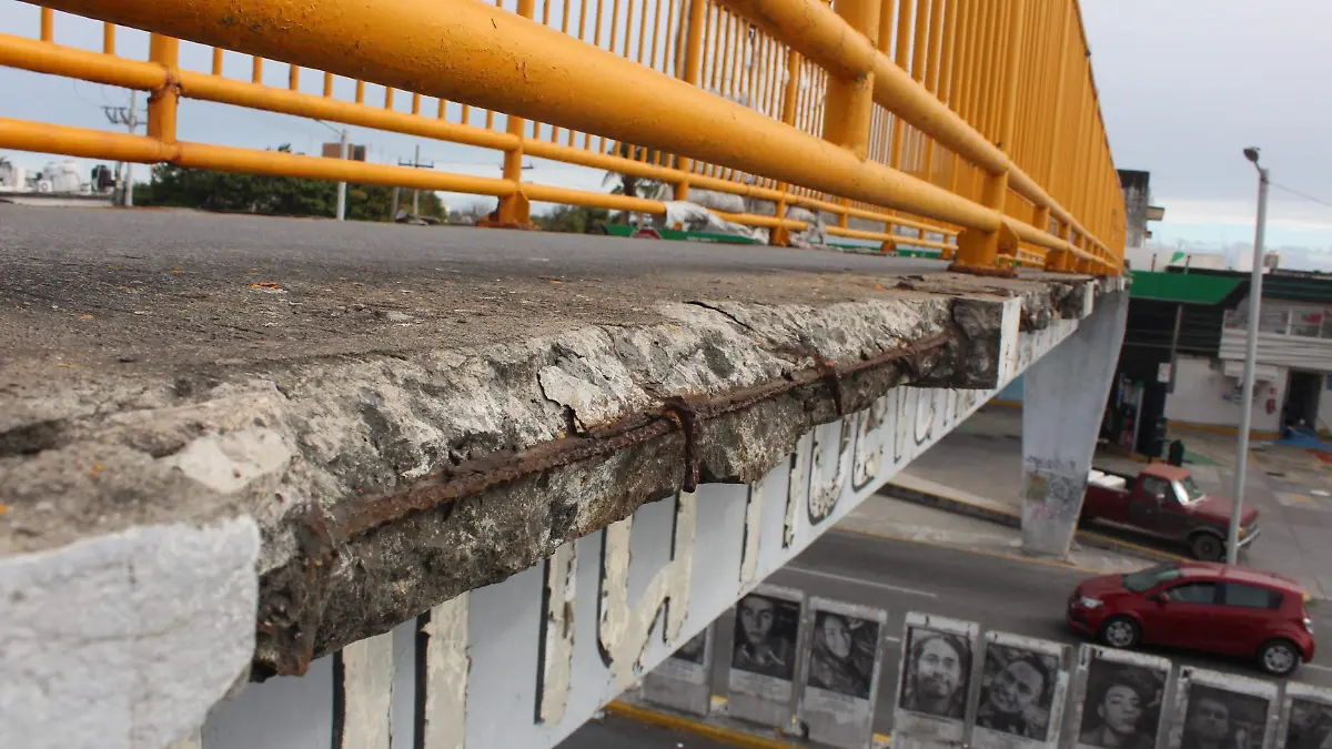Puente peatonal de la avenida Cuauhtémoc en mal estado