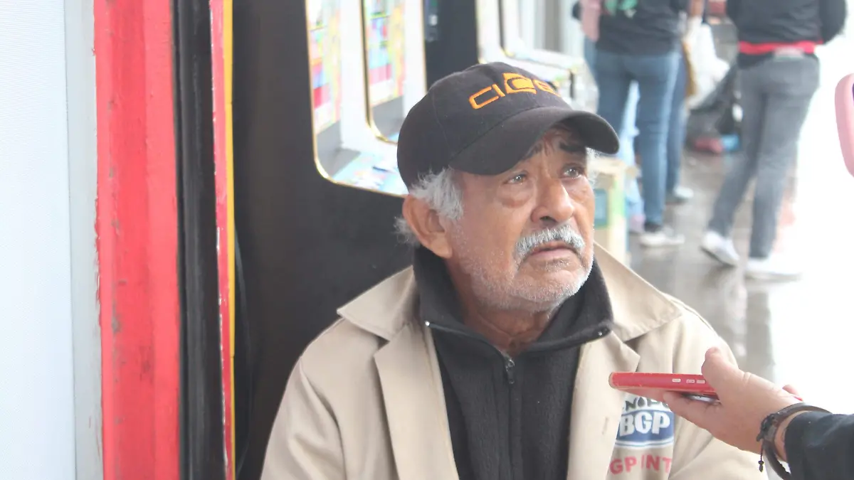 Benito Román transita diariamente por la banqueta  