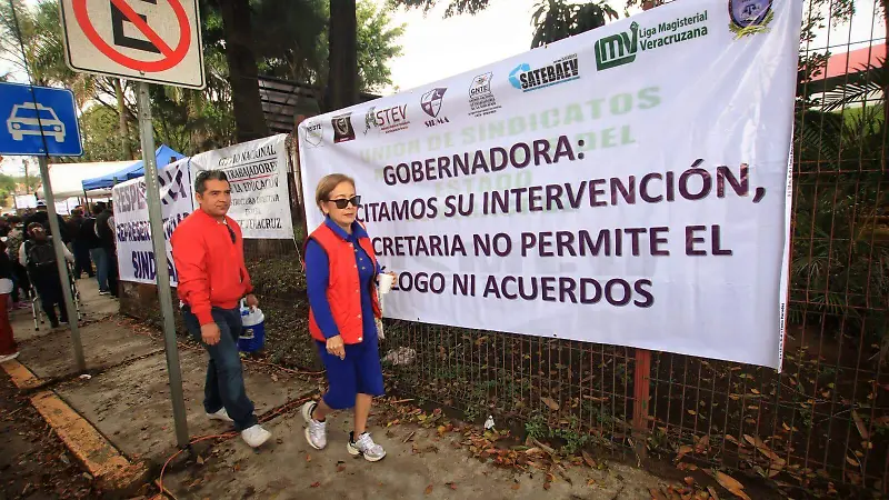 Docentes de la USMEV toman oficinas de la SEV; exigen respeto a derechos de trabajadores