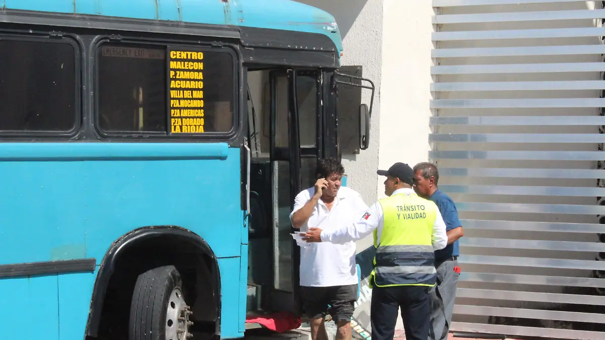 Autobus de pasaje de la ruta Boca del Rio, se estrella en el bulevar contra escuela Náutica mercante