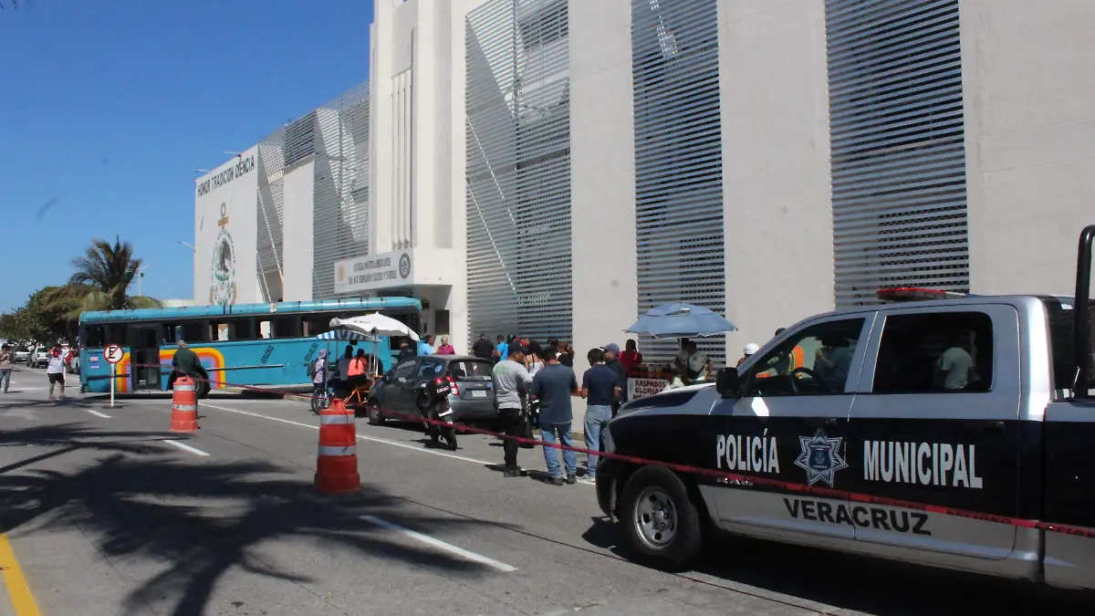 Autobus de pasajeo se estrella en el bulevar