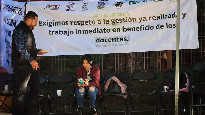 Protesta de la USMEV en la SEV cumple tres días