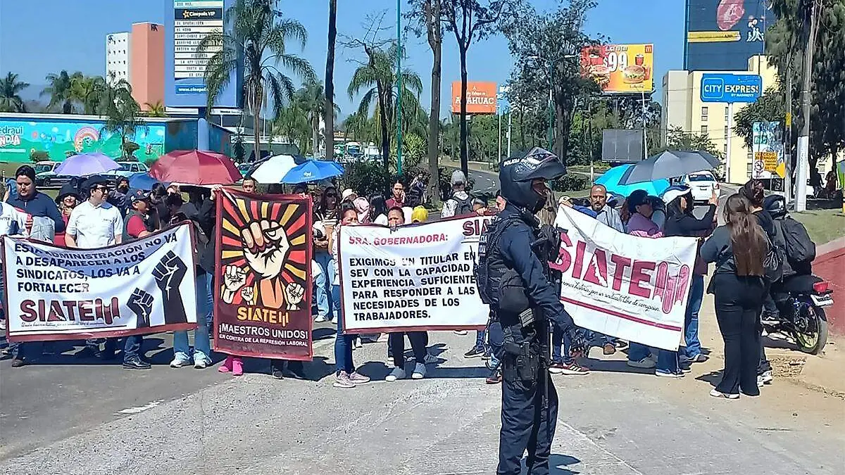 Bloqueo de docentes ante la SEV