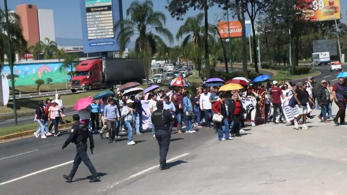 Docentes bloquean carretera a la altura de la SEV