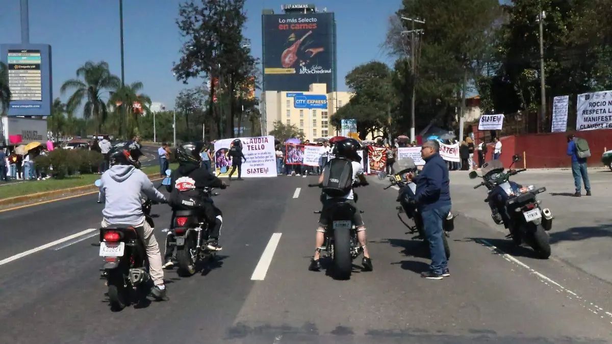 Docentes bloquean carretera a la altura de la SEV