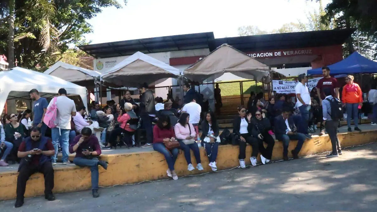 Docentes bloquean carretera a la altura de la SEV