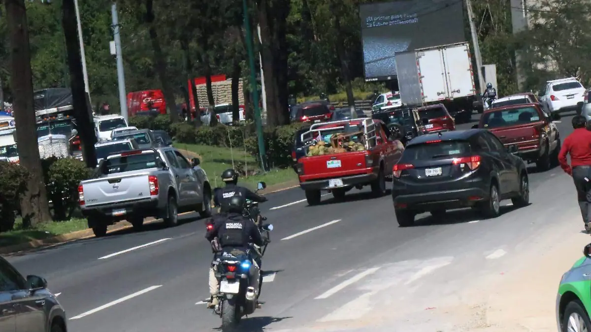 Docentes bloquean carretera a la altura de la SEV