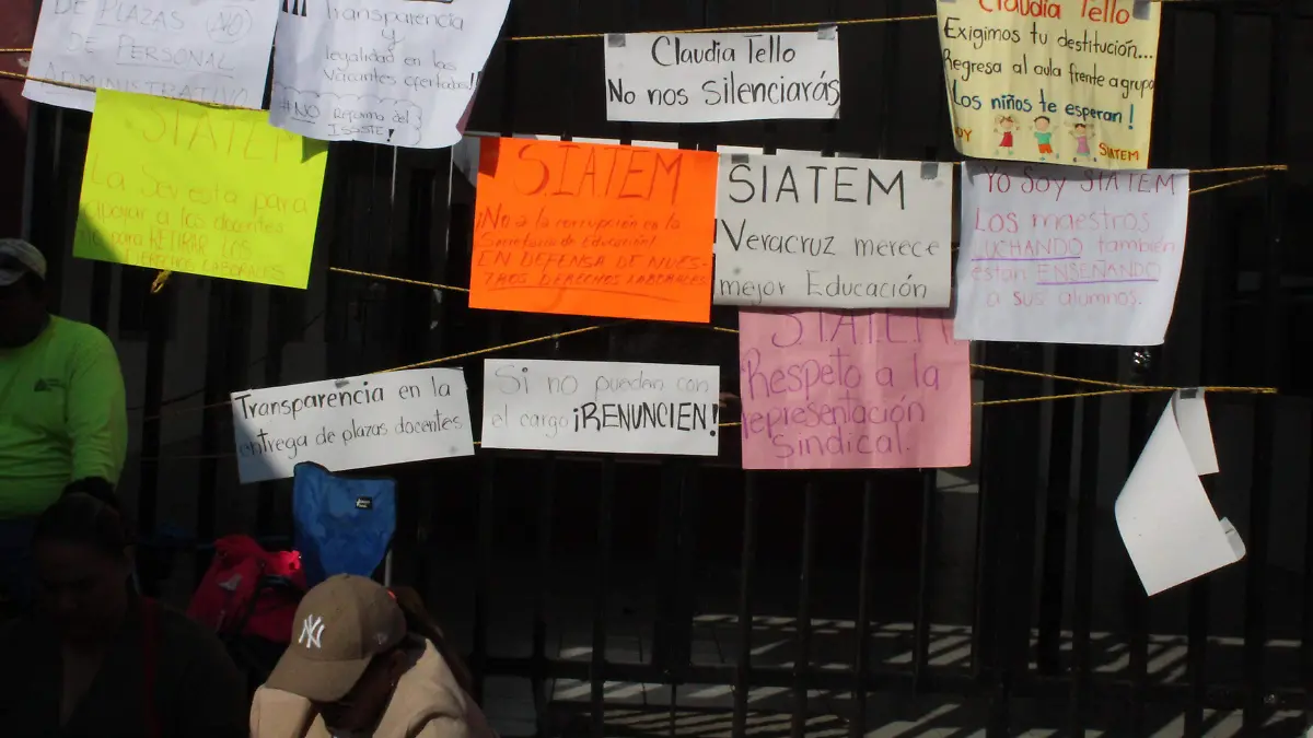 Integrantes del Siatem tomaron oficinas regionales de la SEV en Veracruz