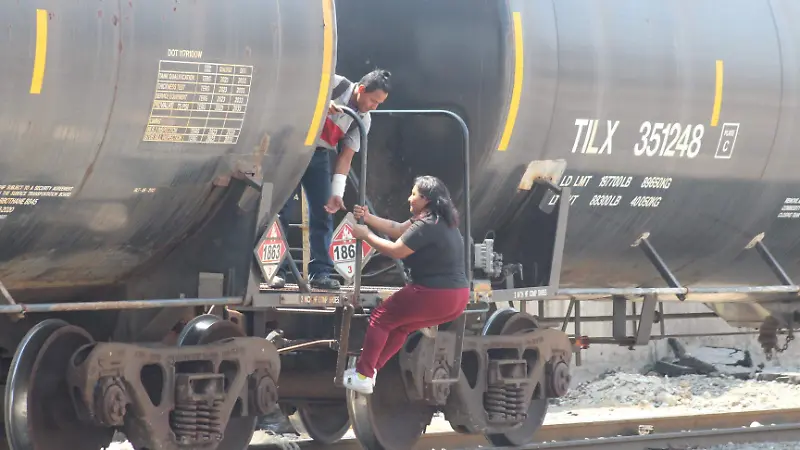 Tren impide paso a peatones y automovilistas en Veracruz