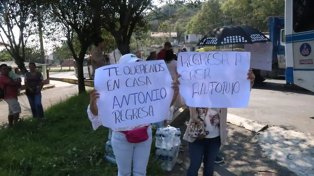 Familiares de adolescente desaparecido bloquean bulevar Xalapa-Banderilla