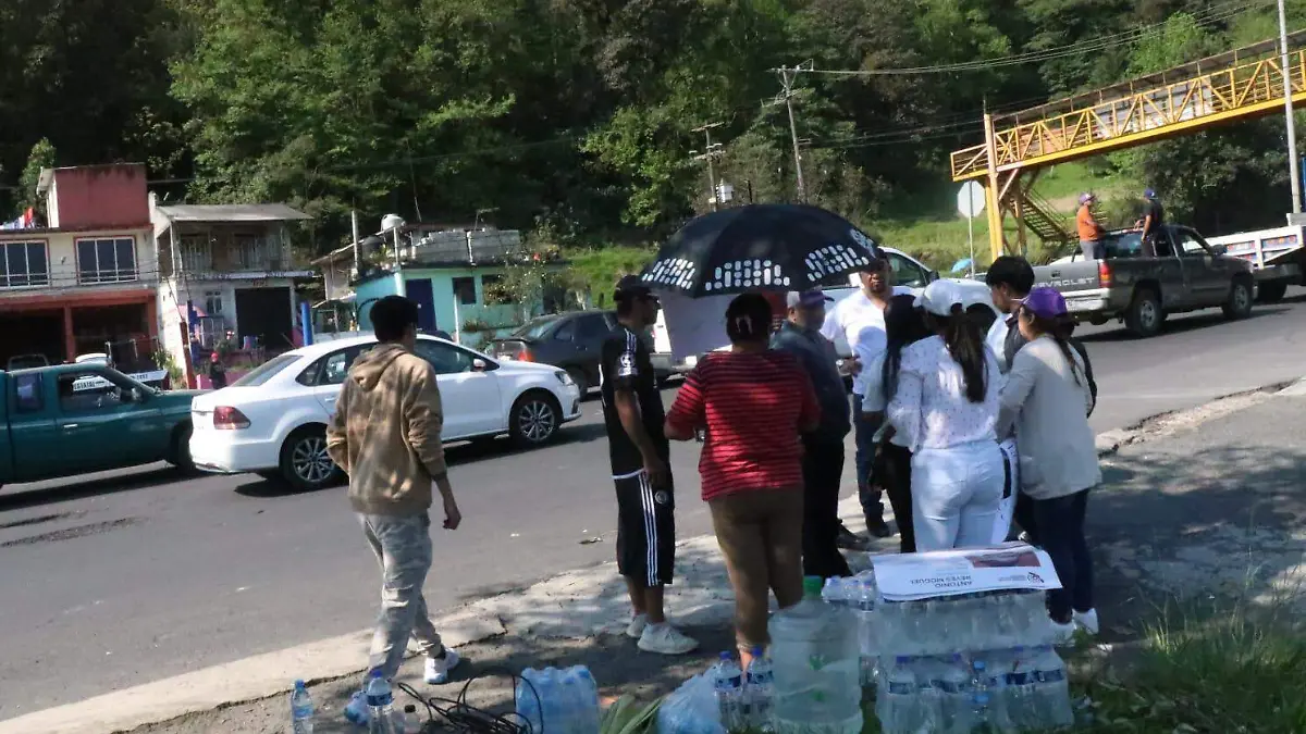 Familiares de adolescente desaparecido bloquean bulevar Xalapa-Banderilla