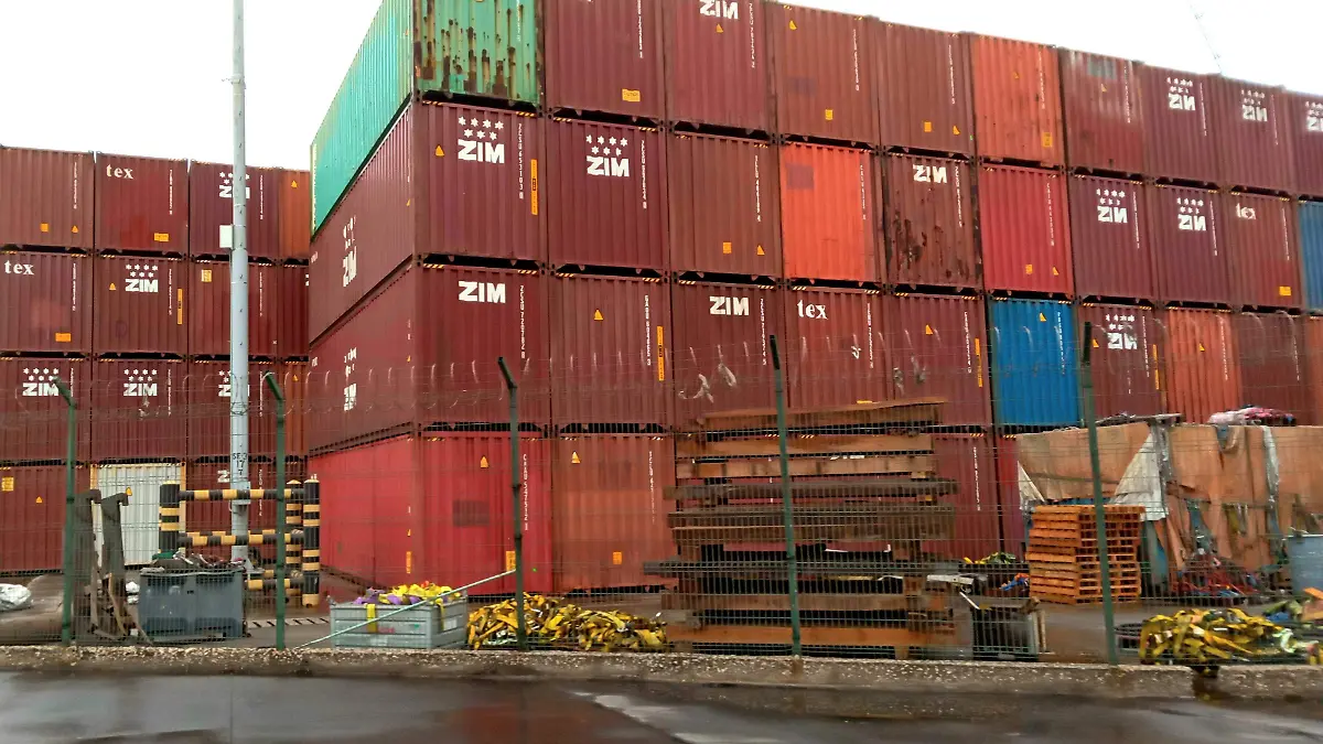 Zona portuaria , patio de contenedores