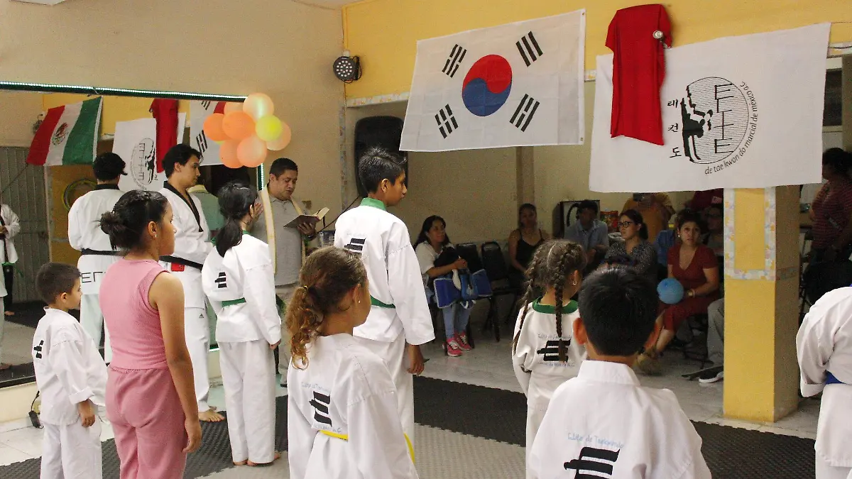 Los niños que practican el taekwondo logran adquirir, no sólo fuerza física, sino mental, dice la entrenadora