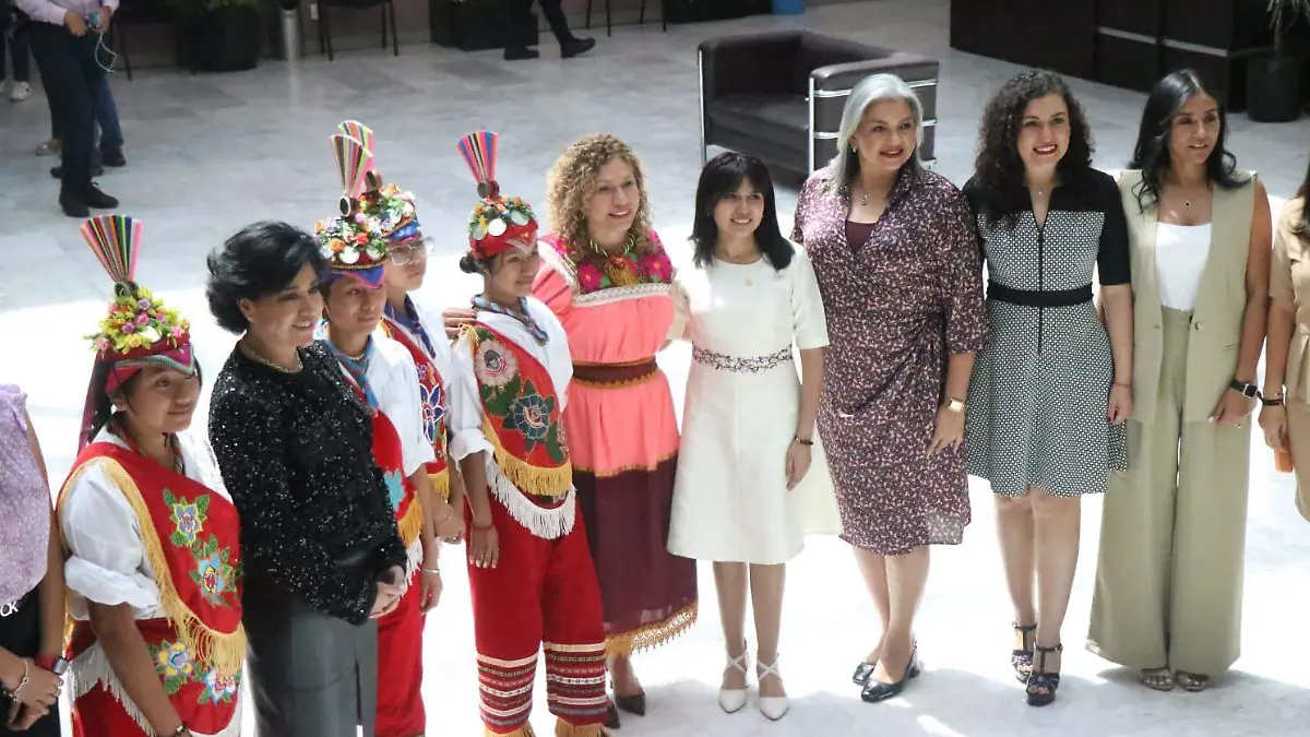 Ángela Olazarán al recibir Premio Estatal a la Mujer Veracruzana 2025 