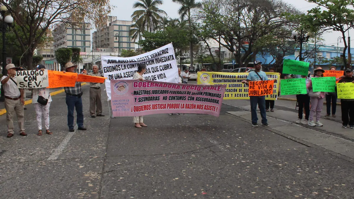 Bloqueo de maestros jubilados