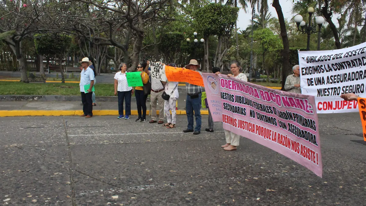 Bloqueo de maestros jubilados 